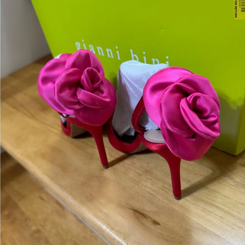 Gianni Bini -Elegant Red Women's Heels with Floral Accent - Picture 3 of 5